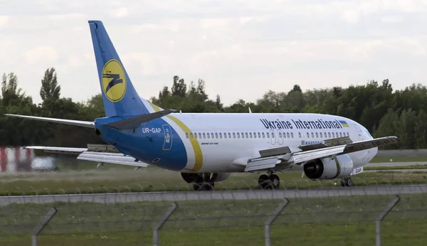 Aterragem Ucrânia International Airlines Boeing 737-400 aeronaves — Fotografia de Stock