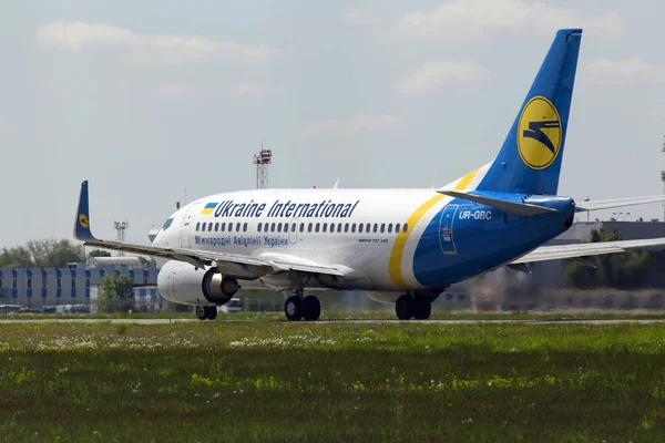 Departing Ukraine International Airlines Boeing 737-300 aircraft — Stock Photo, Image