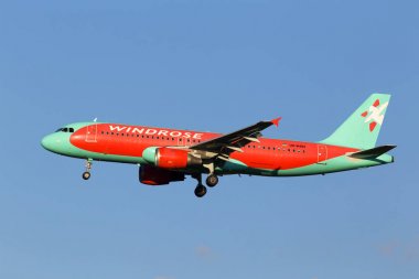 Rüzgar gülü Havacılık Airbus A320-200 uçak gökyüzü arka plan üzerinde