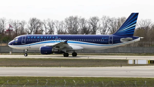 AZAL Azerbaijan Airlines Airbus A320-200 aeronaves em execução na pista — Fotografia de Stock