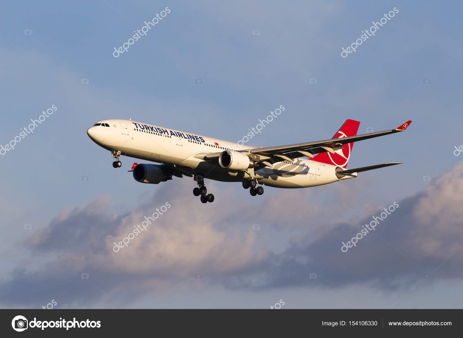 in　Airbus　Stock　Photo　rays　©　Pachuli82　A330-300　Editorial　Turkish　Landing　–　sunset　Airlines　aircraft　#154106330