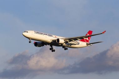 Türk Hava Yolları'nın Airbus A330-300 uçağı günbatımı ışınları açılış