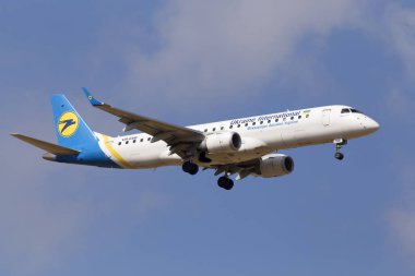 Açılış Ukrayna uluslararası havayolu Embraer Erj190-100 uçağı bulutlu gökyüzü arka plan üzerinde