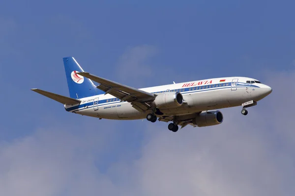 Самолеты "Белавиа Боинг 737-300" на облачном фоне — стоковое фото