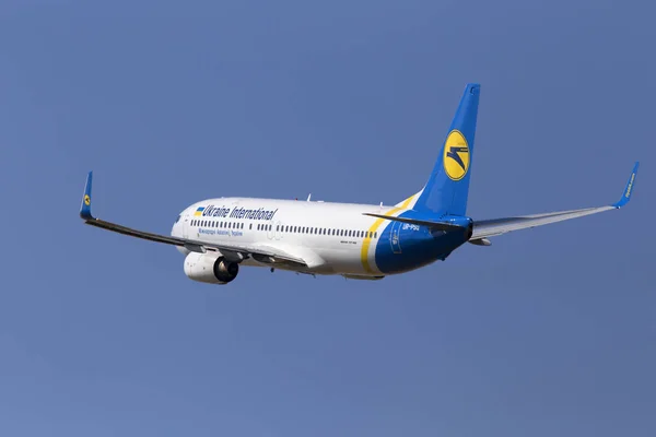 Avgår Ukraine International Airlines Boeing 737-800 flygplan — Stockfoto