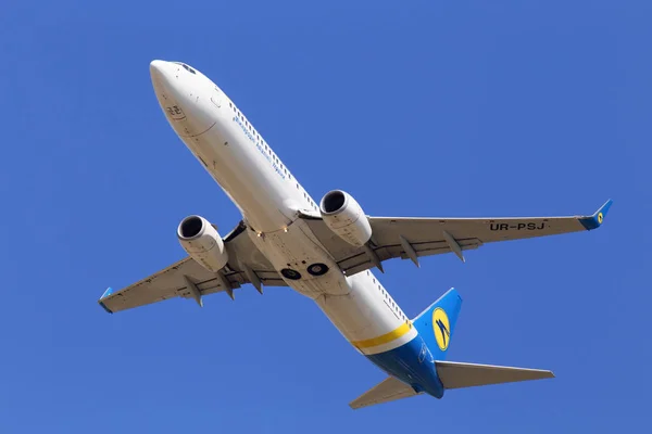 Çıkış yapan Ukrayna Uluslararası Havayolları Boeing 737-900er uçak — Stok fotoğraf