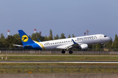 Ukrayna uluslararası havayolu Embraer Erj190-100 uçağı piste iniş