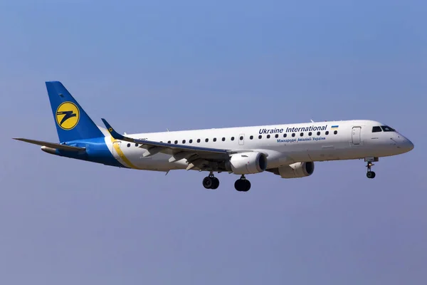 Ukraine International Airlines Embraer ERJ190-100 aerei atterrano sulla pista — Foto Stock