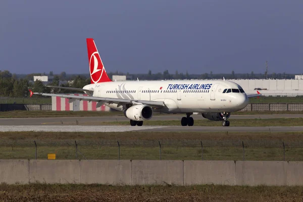 Aviones Airbus A321-200 de Turkish Airlines que circulan en la pista — Foto de Stock