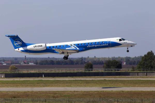 Dniproavia Embraer ERJ-145 aircraft landing on the runway — Stock Photo, Image