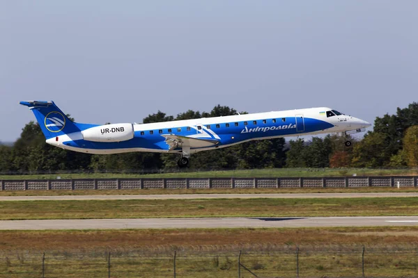 Aerei Dniproavia Embraer ERJ-145 che atterrano sulla pista — Foto Stock