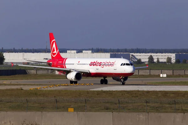 Aerei AtlasGlobal Airbus A321-200 in esecuzione sulla pista — Foto Stock