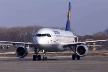 Borispol, Ukrayna - 26 Mart 2018: Lufthansa Airbus A320 uçağı Borispol Havalimanı vasıl belgili tanımlık park yeri. Yalnızca içerik kullanımı