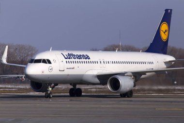 Borispol, Ukrayna - 26 Mart 2018: Lufthansa Airbus A320 uçağı Borispol Havalimanı vasıl belgili tanımlık park yeri. Yalnızca içerik kullanımı