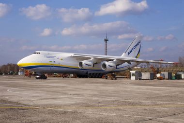 Kyiv, Ukrayna - 3 Nisan 2018: Sayın 82008 Antonov Havayolları (Antonov Design Bureau) Antonov An-124 Ruslan uçak bakım Kyiv Uluslararası Havalimanı'iş. Yalnızca içerik kullanımı