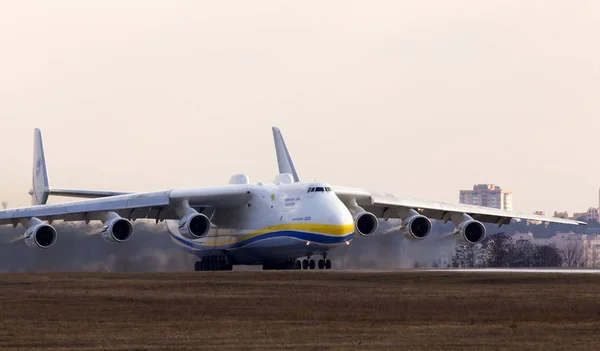 Kyiv, Ukrayna - 3 Nisan 2018: Kyiv Uluslararası Havalimanı'ndan çıkış yapan Sayın 82060 Antonov Havayolları (Antonov Design Bureau) Antonov An-225 MRIYA uçak. Yalnızca içerik kullanımı