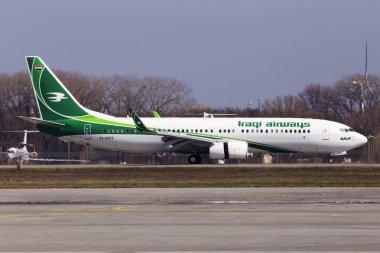 Borispol, Ukrayna - 10 Nisan 2018: Borispol Havalimanı pist üzerinde açılış Yi-Ast Irak Havayolları Boeing 737-800 uçağı. Yalnızca içerik kullanımı
