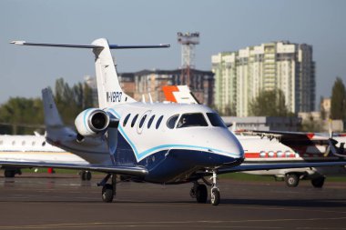 Kiev, Ukrayna - 25 Nisan 2014: M-Vbpo Raytheon 390 Premier 1a iş uçak Kiev Uluslararası Havaalanı otopark için çalışan. Yalnızca içerik kullanımı