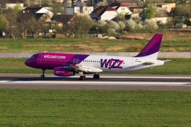 Kiev, Ukrayna - 25 Nisan 2014: Sayın Erbil Wizz Air Airbus A320 uçakları Kiev Uluslararası Havaalanı piste iniş. Yalnızca içerik kullanımı