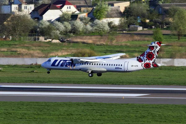 キエフ ウクライナ 2014 あなたの初めて宇高 Utair ウクライナ航空 Atr 航空機キエフ国際空港の滑走路に着陸します エディトリアル使用のみ — ストック写真