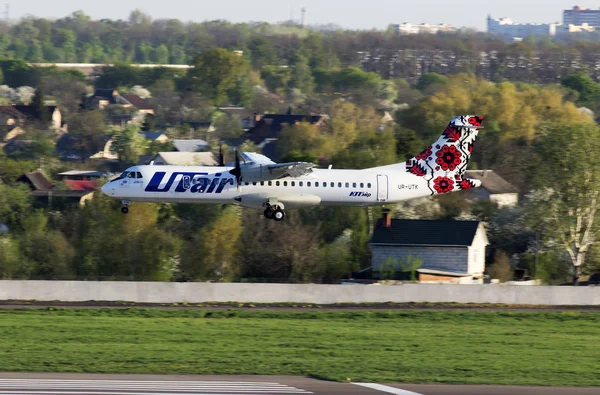 キエフ ウクライナ 2014 あなたの初めて宇高 Utair ウクライナ航空 Atr 航空機キエフ国際空港の滑走路に着陸します エディトリアル使用のみ — ストック写真