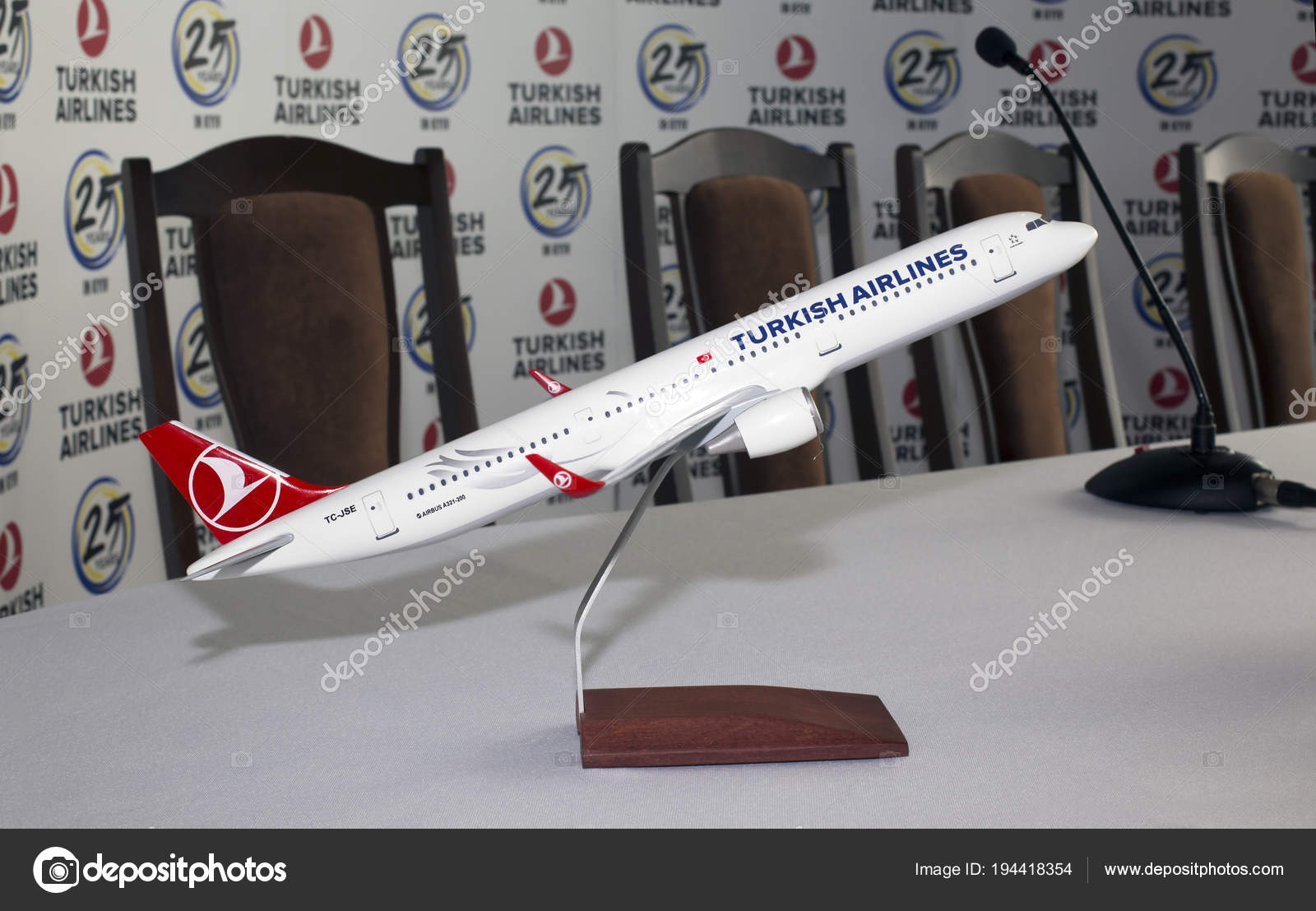 turkish airlines toy plane