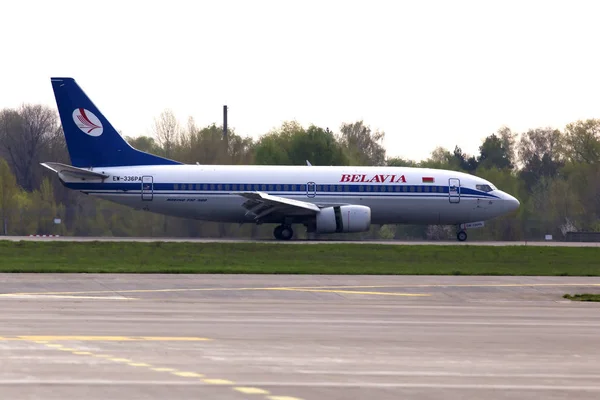 ボルィースピリ国際空港で ウクライナ 2018 336Pa ベラヴィア航空 ベラルーシ航空会社ボイング 737 300 航空機ボリースピリ国際空港の滑走路に着陸します エディトリアル使用のみ — ストック写真