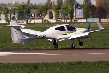 Kiev, Ukrayna - 25 Nisan 2014: elmas Da42 ikiz yıldız iş uçak Kiev Uluslararası Havaalanı piste iniş. Yalnızca içerik kullanımı