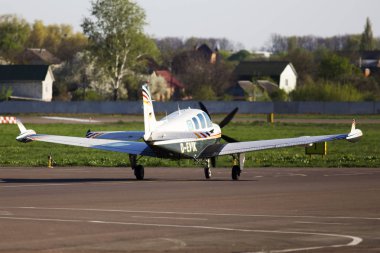 Kiev, Ukrayna - 25 Nisan 2014: Kiev Uluslararası Havaalanı pist üzerinde çalışan Beechcraft A36 Bonanza iş uçak. Yalnızca içerik kullanımı