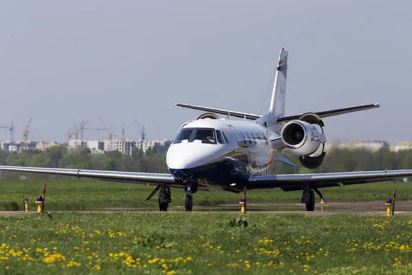 Kiev, Ukrayna - 1 Mayıs 2018: Kiev Uluslararası Havaalanı pist üzerinde çalışan Tamam-Slx Silesia hava Cessna 560xl alıntı Excel iş uçak. Yalnızca içerik kullanımı