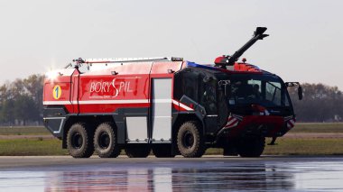 Borispol, Ukrayna - 29 Ekim 2019: Rosenbauer Panther modern itfaiye aracı Borispol Uluslararası Havaalanı pistinde