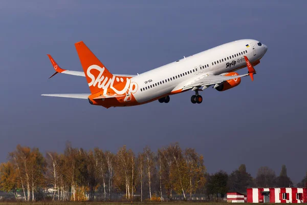 Borispol, Ukrayna - 29 Ekim 2019: Ur-Sqa Skyup Airlines Boeing 737-800 Borispol Uluslararası Havalimanı 'ndan kalkan uçak