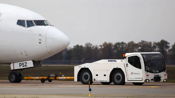 Borispol ウクライナ 10月29 2019 Pszウクライナ国際航空ボーイング737 800航空機の牽引 — ストック写真