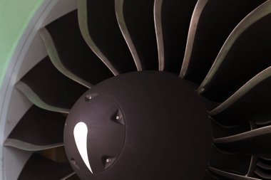 Modern turbofan (fanjet) uçak motoru. Hava soluyan jet motoru, yakın plan.