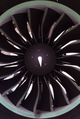 Modern turbofan (fanjet) uçak motoru. Hava soluyan jet motoru, yakın plan.