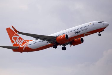 Borispol, Ukrayna - 29 Ekim 2019: Ur-Sqg Skyup Airlines Boeing 737-800 uçakları Borispol Uluslararası Havalimanı 'ndan kalkmaktadır.
