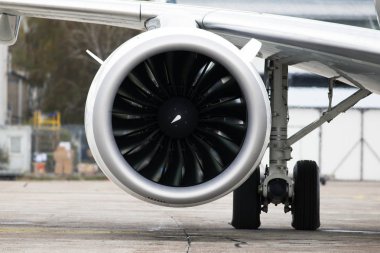 Modern turbofan (fanjet) uçak motoru. Hava soluyan jet motoru, yakın plan.