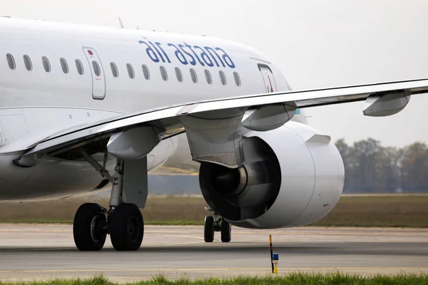 Borispol, Ukrayna - 29 Ekim 2019: P4-Khd Air Astana Embraer E190-E2 uçakları Borispol Uluslararası Havaalanı pistinde çalışıyor
