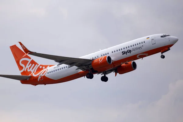 Borispol, Ukrayna - 29 Ekim 2019: Ur-Sqg Skyup Airlines Boeing 737-800 uçakları Borispol Uluslararası Havalimanı 'ndan kalkmaktadır.