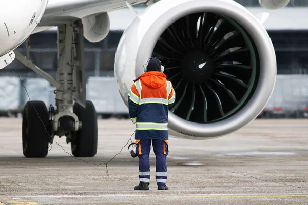 Manažer Pozemního Řízení Zahájí Proces Turbovrtulového Motoru Před Odletem Letadla — Stock fotografie