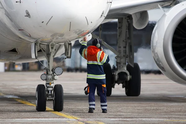 Marktjänstansvarig Förbereder Sig För Avgång Från Flygplatsen Stockfoto