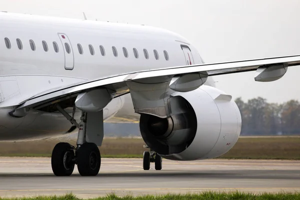 Grandes Aviones Blancos Modernos Corriendo Zona Aparcamiento Primer Plano — Foto de Stock