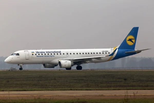 2019年11月14日 ウクライナ ウクライナ国際航空エンブラエルErj 190機がボリスポル国際空港の滑走路から離陸準備中 — ストック写真