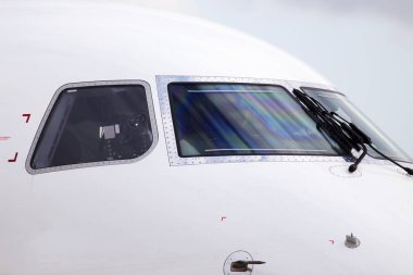 Büyük, modern turbojet uçağının kokpiti, yakın plan.