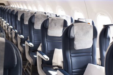 Uçağın kabininde boş ekonomi sınıfı koltuklar, yakın plan.