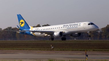 Borispol, Ukrayna - 29 Ekim 2019: Ur-Emc Ukrayna Uluslararası Havayolları Embraer Erj-190 Borispol Uluslararası Havaalanı 'ndan kalkan uçak