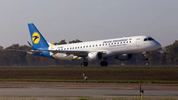 Borispol Ucrânia Outubro 2019 Emc Ukraine International Airlines Embraer Erj — Fotografia de Stock