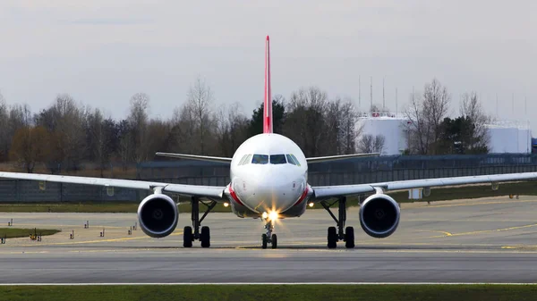 Büyük Modern Beyaz Bir Uçak Havaalanından Kalkışa Hazırlanıyor — Stok fotoğraf