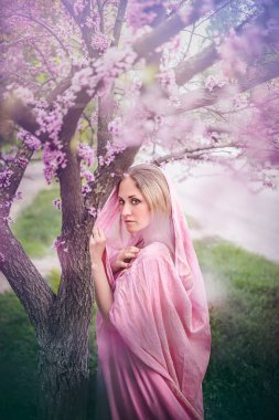 Çiçek açan bahar kokusunu her yere yayar. Pelerinli tatlı bir kız sakura ağacının altında duruyor.