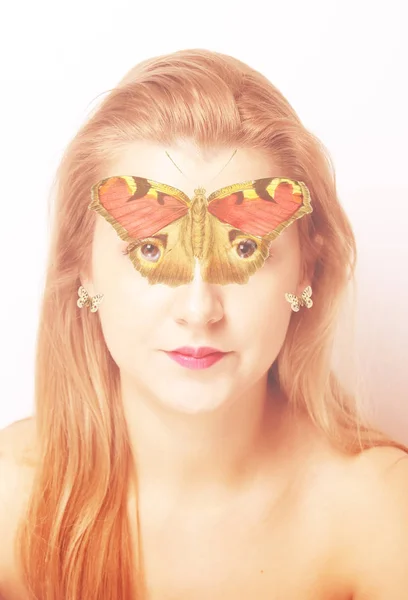 Frau mit Schmetterling — Stockfoto